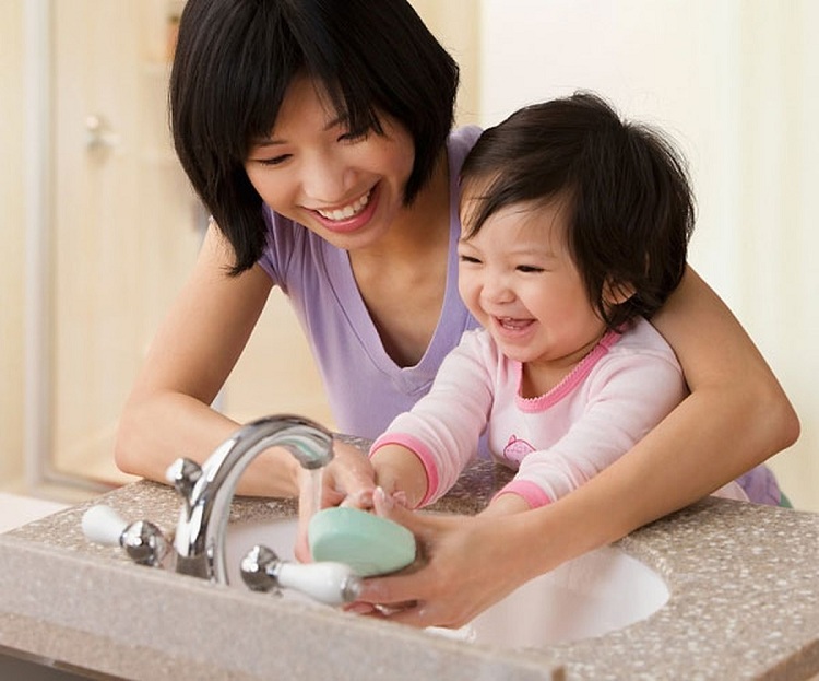 Cần tạo cho trẻ thói quen rửa tay sạch sẽ và đúng các.